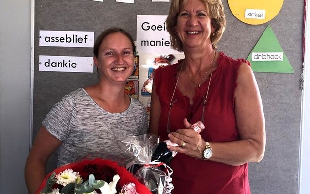 Links ontvang Deidré Scholtz haar “Valentyns-raffle” van De Kleine Gansies se skoolhoof, Lanita Marais  